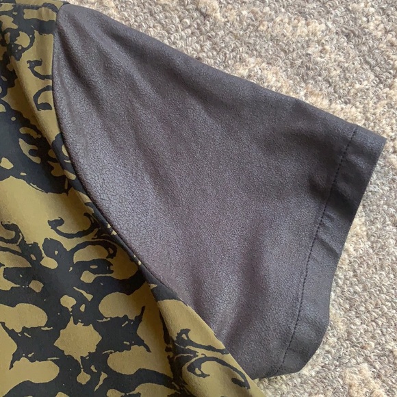 Addison Silk Short Sleeve Top in Olive Green Print - Picture 3 of 6